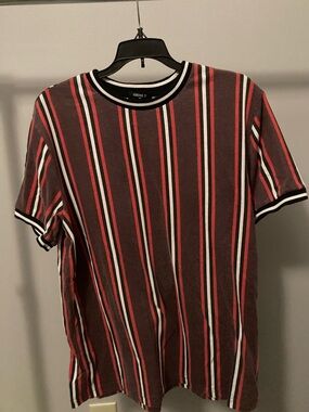 Forever 21 Men's Medium Burgundy and Red Vertical Stripe Crew Tee